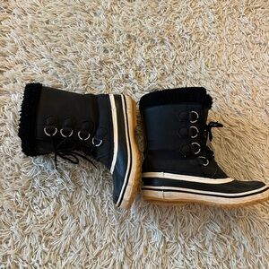 Black Portland Snow Boots with Faux Fur Trim